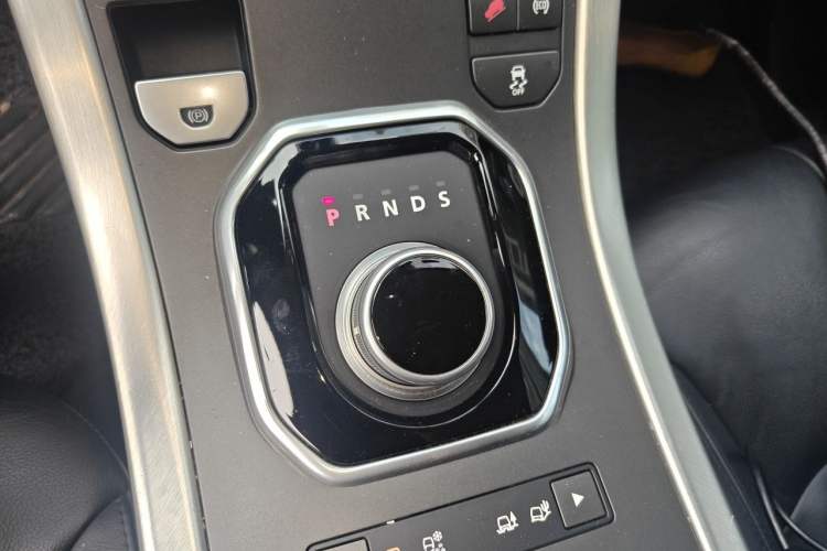 Used Land Rover Range Evoque 2014 2.0T 5-Door Luxury Edition Gear Lever