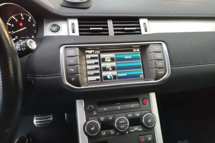 Used Land Rover Range Evoque 2014 2.0T 5-Door Ignite Edition Audio And AC Panel