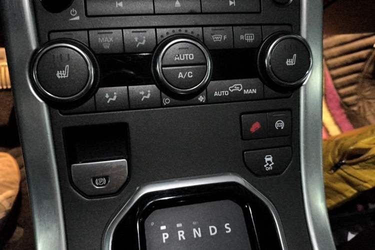 Used Land Rover Range Evoque 2014 2.0T 5-Door Luxury Edition Audio And AC Panel
