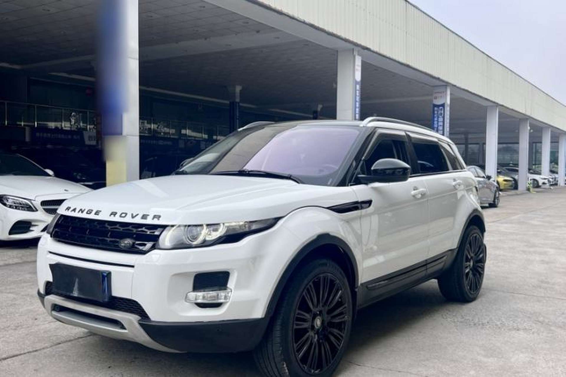 Used Land Rover Range Evoque 2014 2.0T 5-Door Luxury Edition Front Left 45 Deg