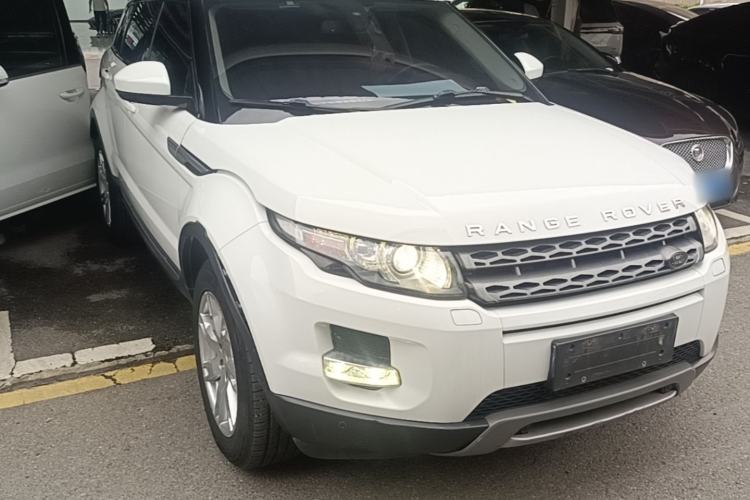 Used Land Rover Range Evoque 2014 2.0T 5-Door Luxury Edition Front Right 45 Deg
