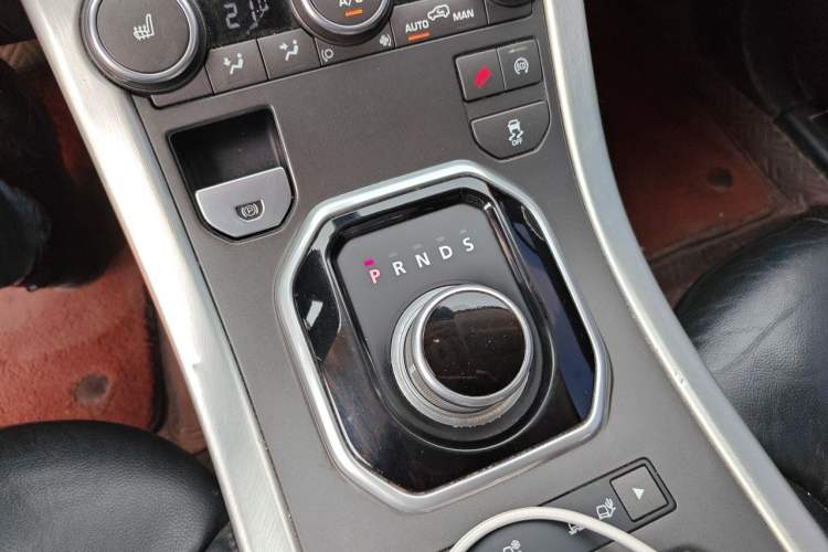 Used Land Rover Range Evoque 2014 2.0T 5-Door Luxury Edition Gear Lever