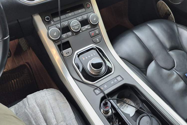Used Land Rover Range Evoque 2014 2.0T 5-Door Luxury Edition Gear Lever