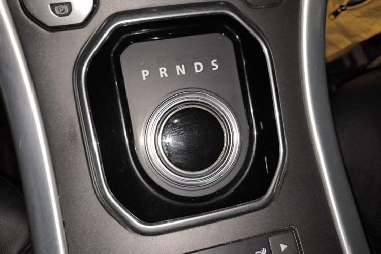 Used Land Rover Range Evoque 2014 2.0T 5-Door Luxury Edition Gear Lever