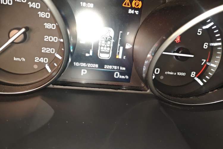 Used Land Rover Range Evoque 2014 2.0T 5-Door Luxury Edition Odometer Close Up