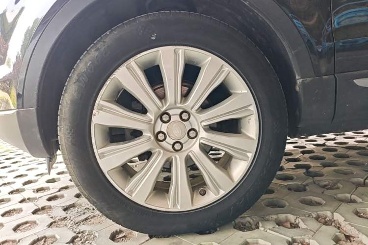 Used Land Rover Range Evoque 2015 2.0T Five-Door Zhiyao Edition Left Front Wheel Hub