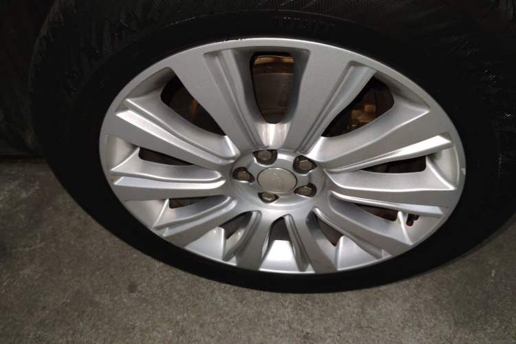 Used Land Rover Range Evoque 2015 2.0T Five-Door Zhiyao Edition Right Front Wheel Hub