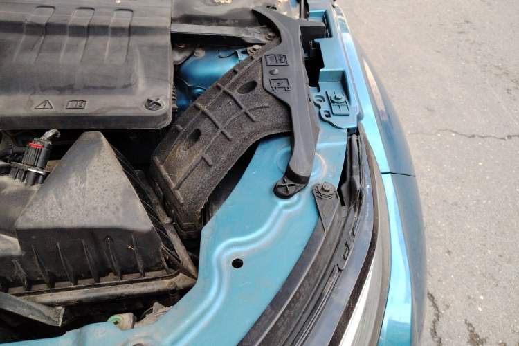 Used Land Rover Range Evoque 2015 2.0T Five-Door Zhiyao Edition Engine Bay Left