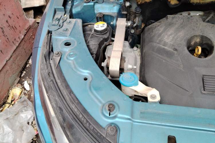 Used Land Rover Range Evoque 2015 2.0T Five-Door Zhiyao Edition Engine Bay Right