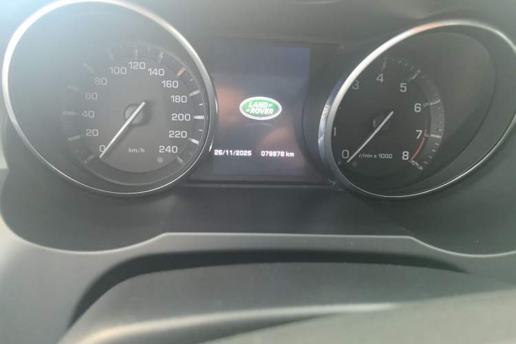 Used Land Rover Range Evoque 2015 2.0T Five-Door Zhiyao Edition Odometer Close Up
