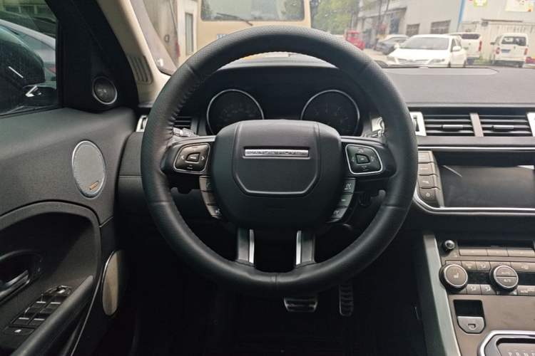 Used Land Rover Range Evoque 2015 2.0T Five-Door Zhiyao Edition Steering Wheel