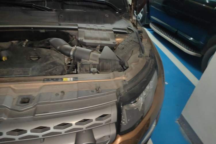 Used Land Rover Range Evoque 2015 2.0T Five-Door Zhiyao Edition Engine Bay Left