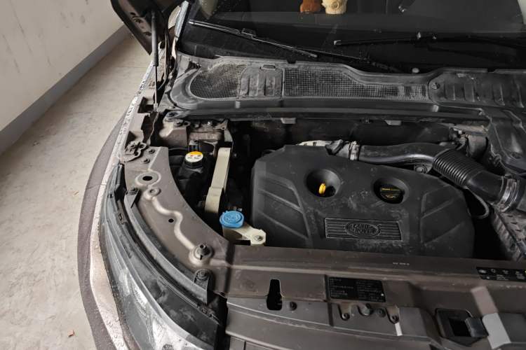 Used Land Rover Range Evoque 2015 2.0T Five-Door Zhiyao Edition Engine Bay Right