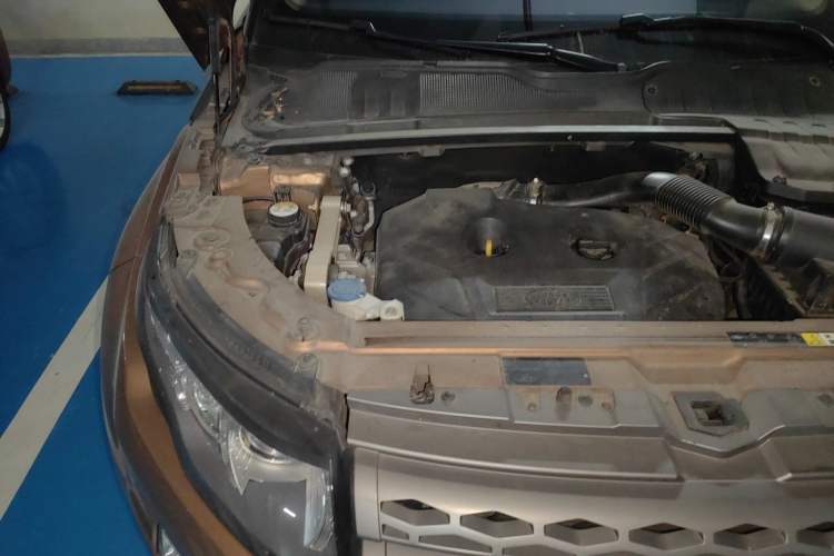 Used Land Rover Range Evoque 2015 2.0T Five-Door Zhiyao Edition Engine Bay Right