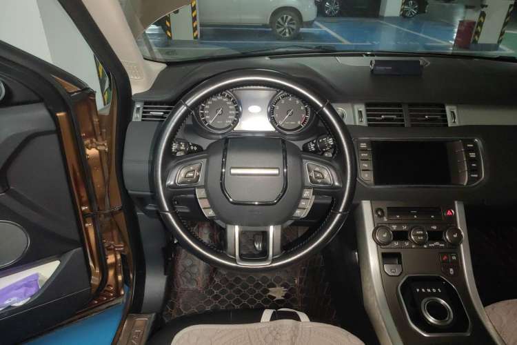 Used Land Rover Range Evoque 2015 2.0T Five-Door Zhiyao Edition Steering Wheel