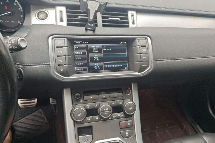 Used Land Rover Range Evoque 2015 2.0T Five-Door Sporty Edition Audio And AC Panel
