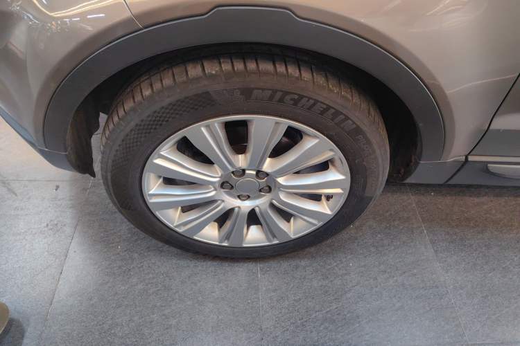 Used Land Rover Range Evoque 2015 2.0T Five-Door Zhiyao Edition Left Front Wheel Hub