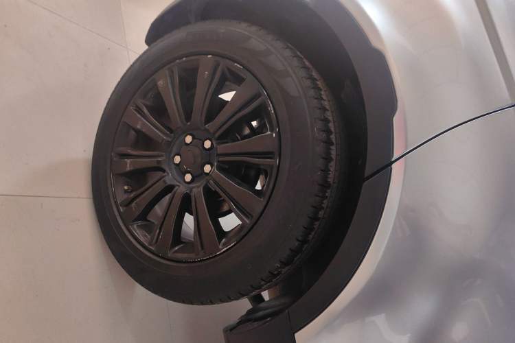 Used Land Rover Range Evoque 2015 2.0T Five-Door Zhiyao Edition Right Rear Wheel Hub