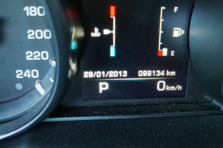 Used Land Rover Range Evoque 2015 2.0T Orange Edition Limited Model Odometer Close Up