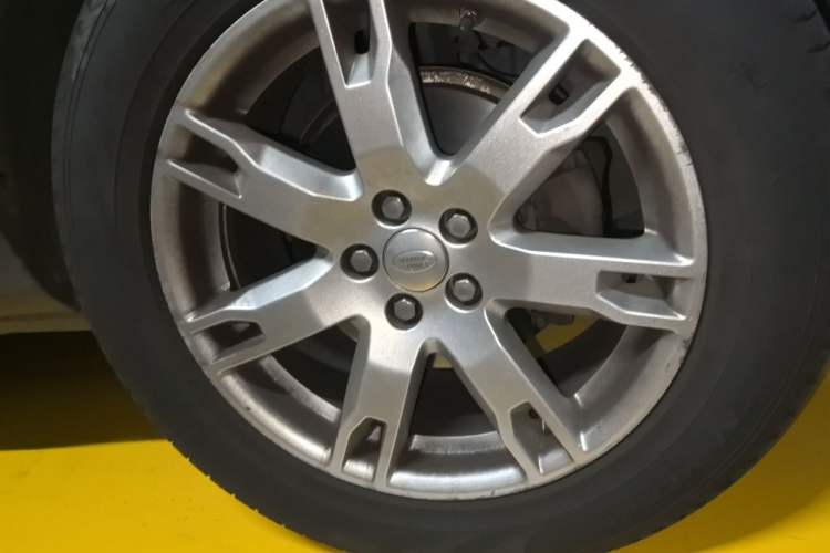 Used Land Rover Range Evoque 2015 2.0T 5-Door Luxury Edition Right Front Wheel Hub