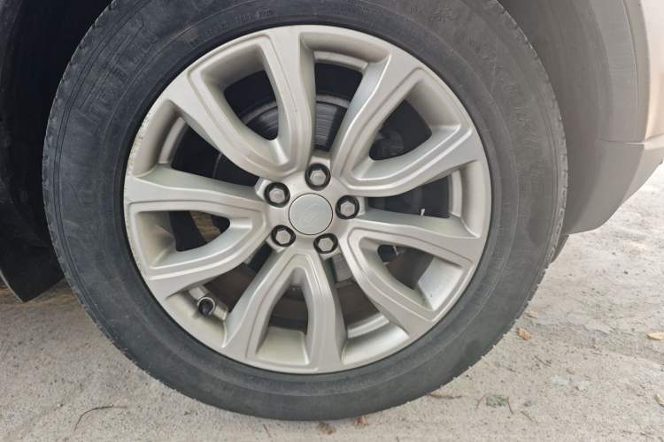 Used Land Rover Range Evoque 2015 2.0T Five-Door Fashion Edition Right Front Wheel Hub