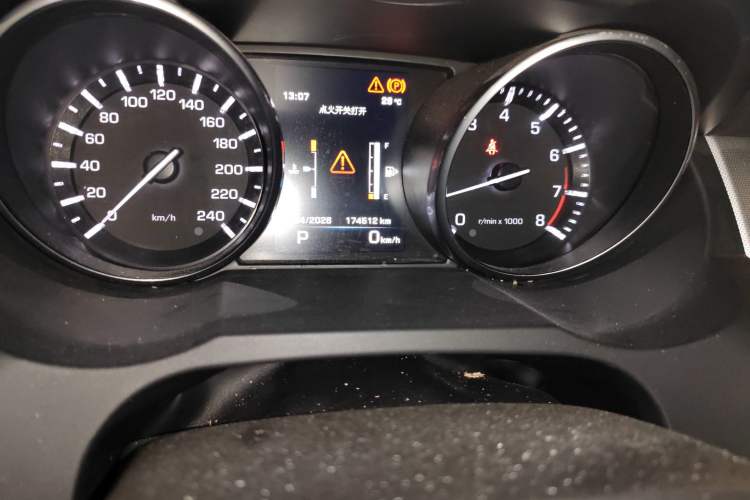 Used Land Rover Range Evoque 2015 2.0T Orange Edition Limited Model Odometer Close Up