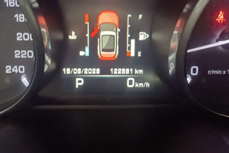 Used Land Rover Range Evoque 2015 2.0T Five-Door Zhiyao Edition Odometer Close Up