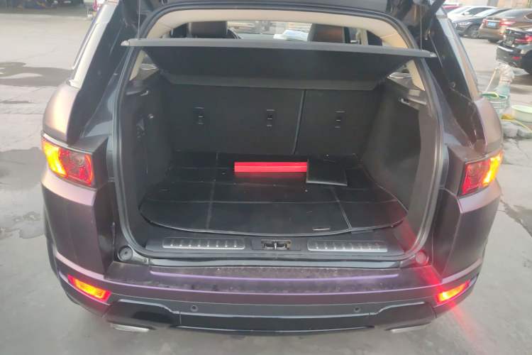 Used Land Rover Range Evoque 2015 2.0T Five-Door Sporty Edition Trunk