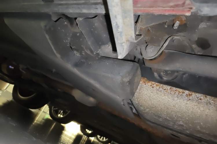 Used Land Rover Range Evoque 2015 2.0T Five-Door Zhiyao Edition Chassis Rear Left