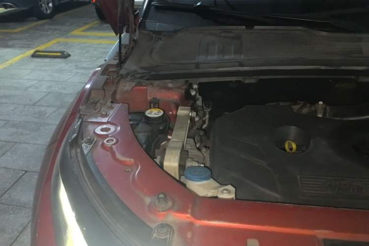 Used Land Rover Range Evoque 2015 2.0T Five-Door Zhiyao Edition Engine Bay Right