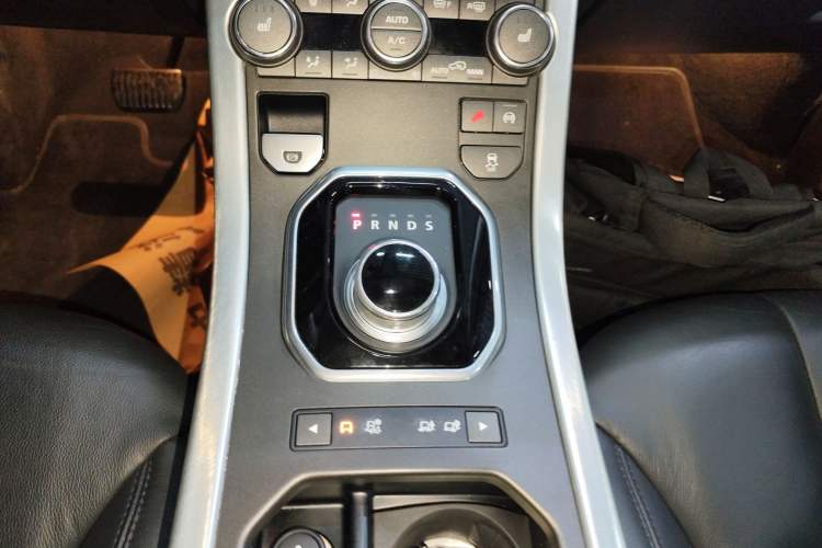 Used Land Rover Range Evoque 2015 2.0T 5-Door Luxury Edition Gear Lever