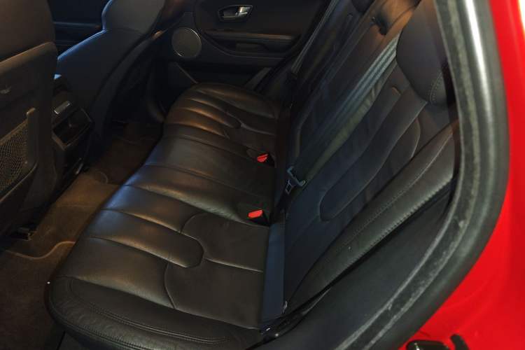 Used Land Rover Range Evoque 2015 2.0T 5-Door Luxury Edition Interior 4