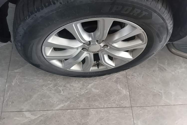 Used Land Rover Range Evoque 2015 2.0T Five-Door Fashion Edition Left Front Wheel Hub