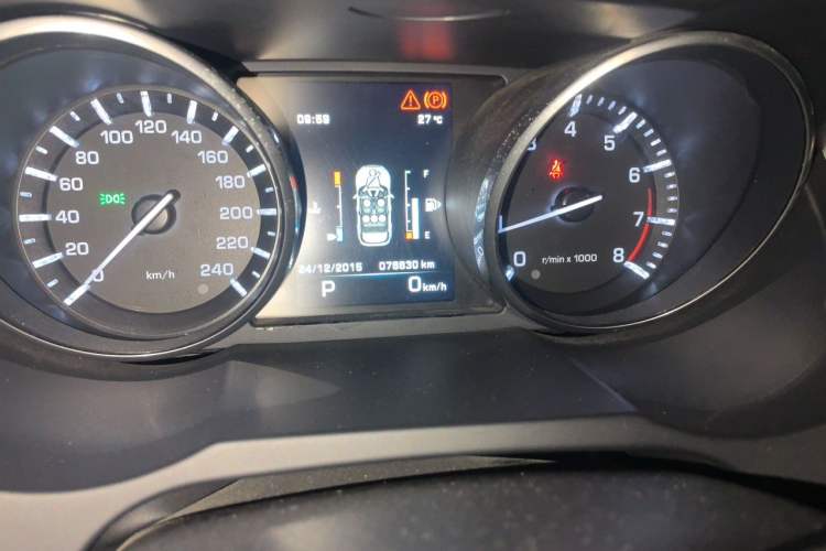 Used Land Rover Range Evoque 2015 2.0T Five-Door Zhiyao Edition Odometer Close Up