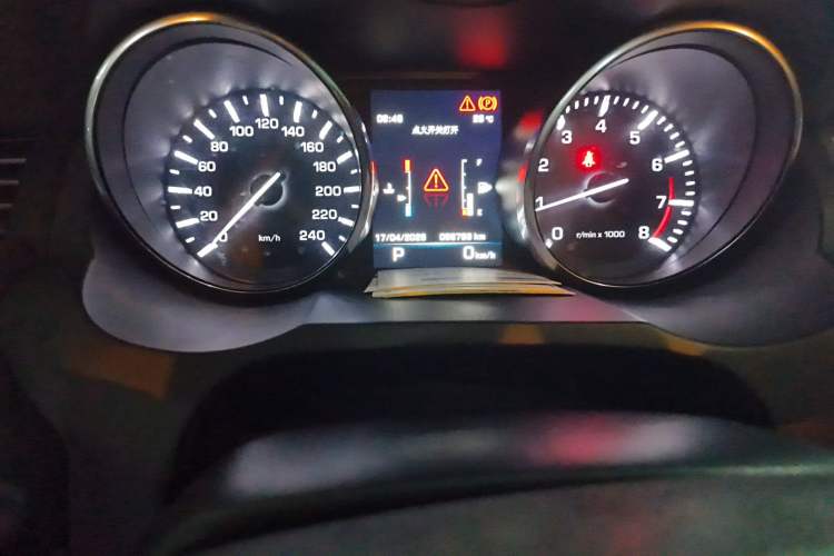 Used Land Rover Range Evoque 2015 2.0T Five-Door Sporty Edition Odometer Close Up