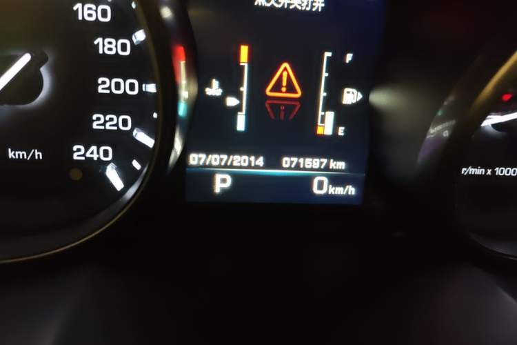 Used Land Rover Range Evoque 2015 2.0T Five-Door Zhiyao Edition Odometer Close Up