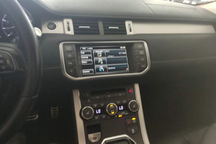 Used Land Rover Range Evoque 2015 2.0T Five-Door Sporty Edition Audio And AC Panel