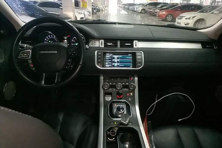 Used Land Rover Range Evoque 2015 2.0T Five-Door Zhiyao Edition Center Console