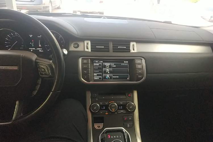 Used Land Rover Range Evoque 2015 2.0T Five-Door Zhiyao Edition Center Console