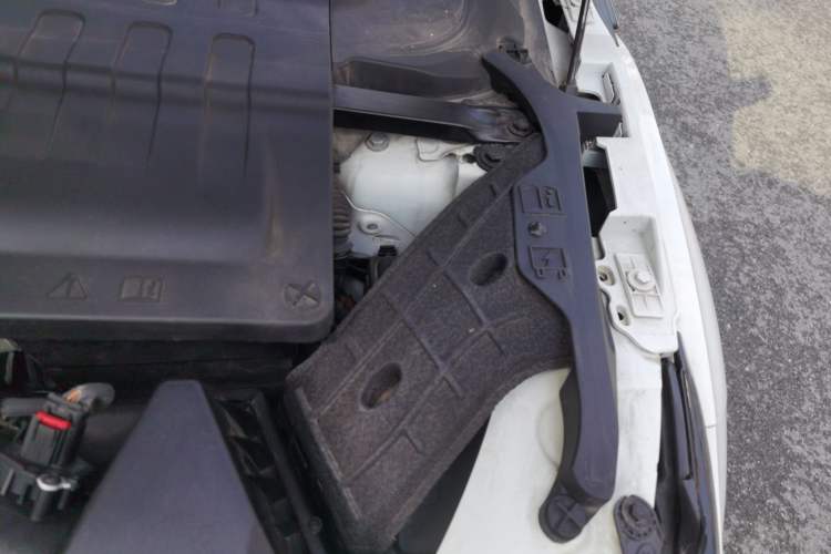 Used Land Rover Range Evoque 2015 2.0T Five-Door Zhiyao Edition Engine Bay Left