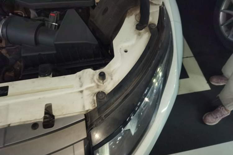 Used Land Rover Range Evoque 2015 2.0T 5-Door Luxury Edition Engine Bay Left