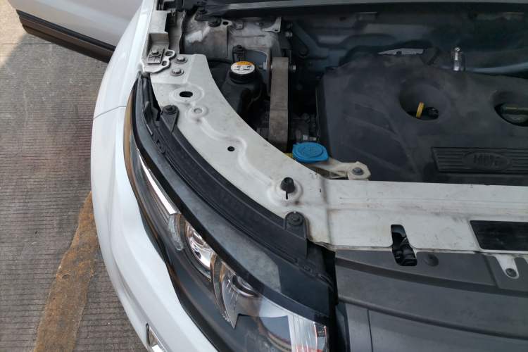 Used Land Rover Range Evoque 2015 2.0T Five-Door Zhiyao Edition Engine Bay Right