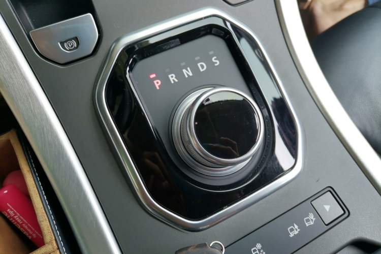 Used Land Rover Range Evoque 2015 2.0T Five-Door Zhiyao Edition Gear Lever
