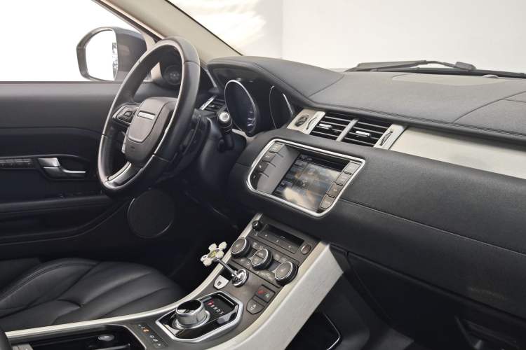 Used Land Rover Range Evoque 2015 2.0T Five-Door Zhiyao Edition Interior 2