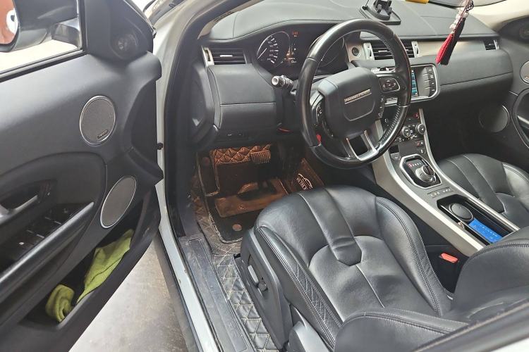 Used Land Rover Range Evoque 2015 2.0T Five-Door Zhiyao Edition Interior 3