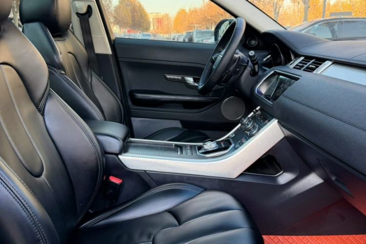 Used Land Rover Range Evoque 2015 2.0T 5-Door Luxury Edition Interior 4