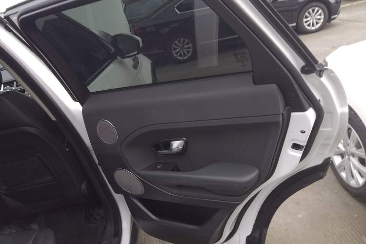 Used Land Rover Range Evoque 2015 2.0T Five-Door Zhiyao Edition Interior 6