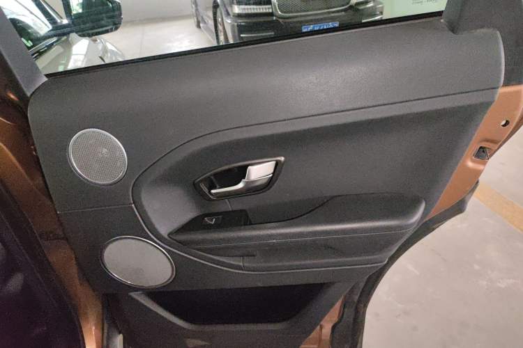 Used Land Rover Range Evoque 2015 2.0T 5-Door Luxury Edition Interior 6