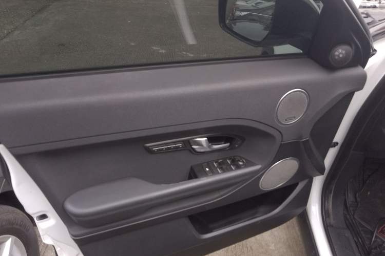 Used Land Rover Range Evoque 2015 2.0T Five-Door Zhiyao Edition Interior 7