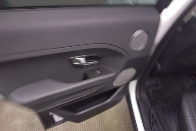 Used Land Rover Range Evoque 2015 2.0T Five-Door Zhiyao Edition Interior 8